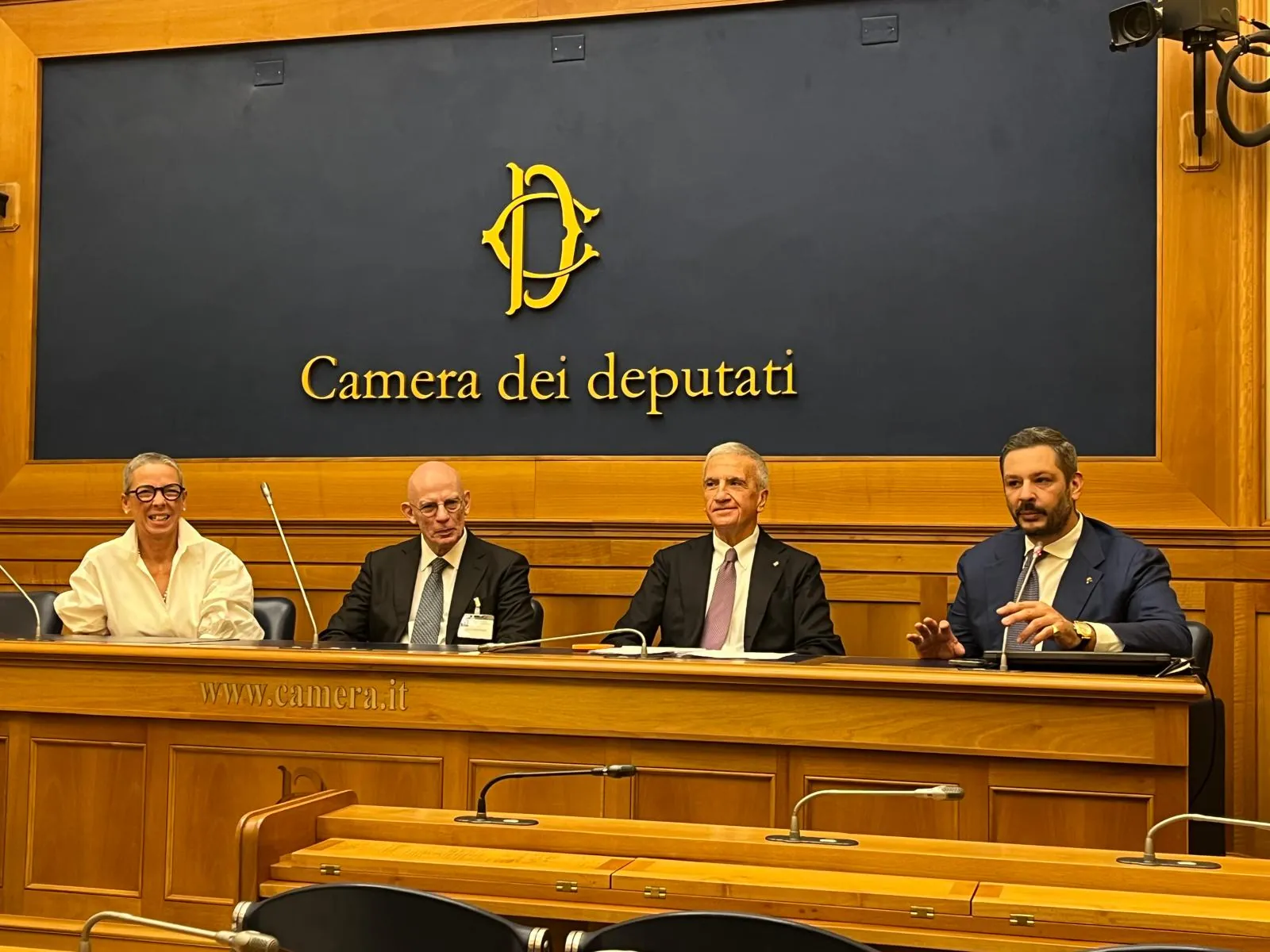 Il tavolo dei relatori nella Sala Stampa della Camera dei Deputati durante la presentazione di MENTHORAI